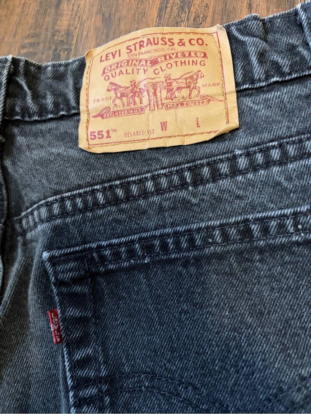 Vintage 1995 Levi’s 551 Relaxed Fit Worn Black 7” Inseam Denim Shorts - Picture 3 of 12